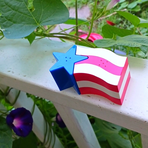VINTAGE IN BOX Star & American Flag Salt & Pepper 3D Shaker Set - Picture 1 of 9